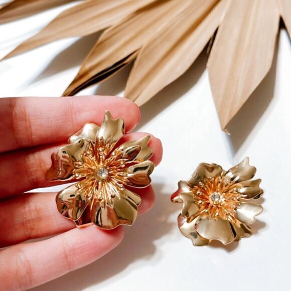 Gold flower stud earrings A195 - Picture 2 of 4